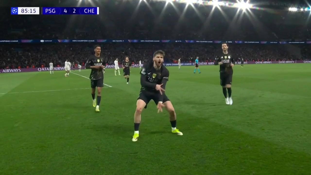 国足热身赛现传帮带 于汉超补水间隙指导王钰栋