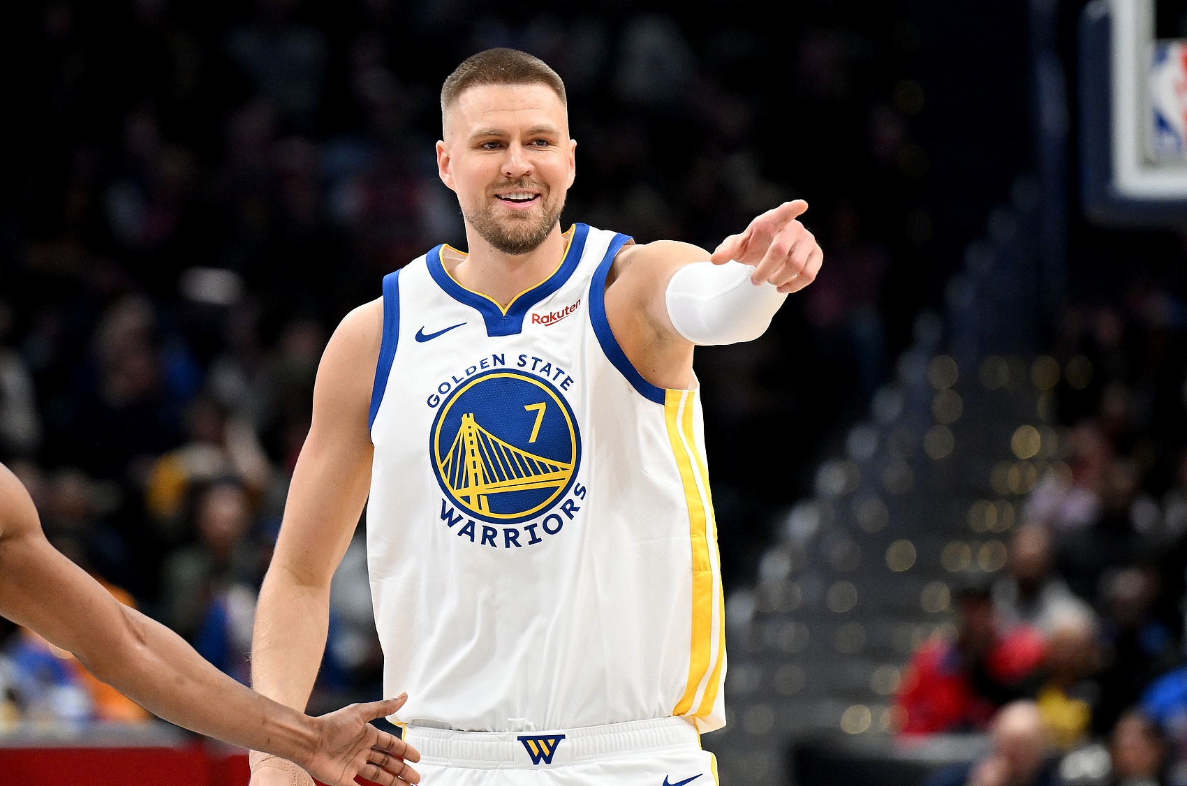 波尔津吉斯三分破千 2米18身高创历史纪录 波尔津吉斯三分破千 2米18身高创历史纪录