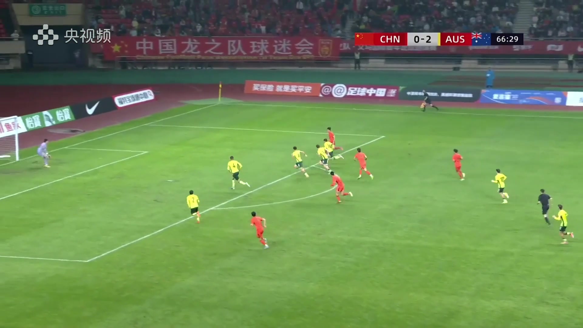 这球冷静！澳大利亚后场失误，杨铭锐补射破门扳回一球