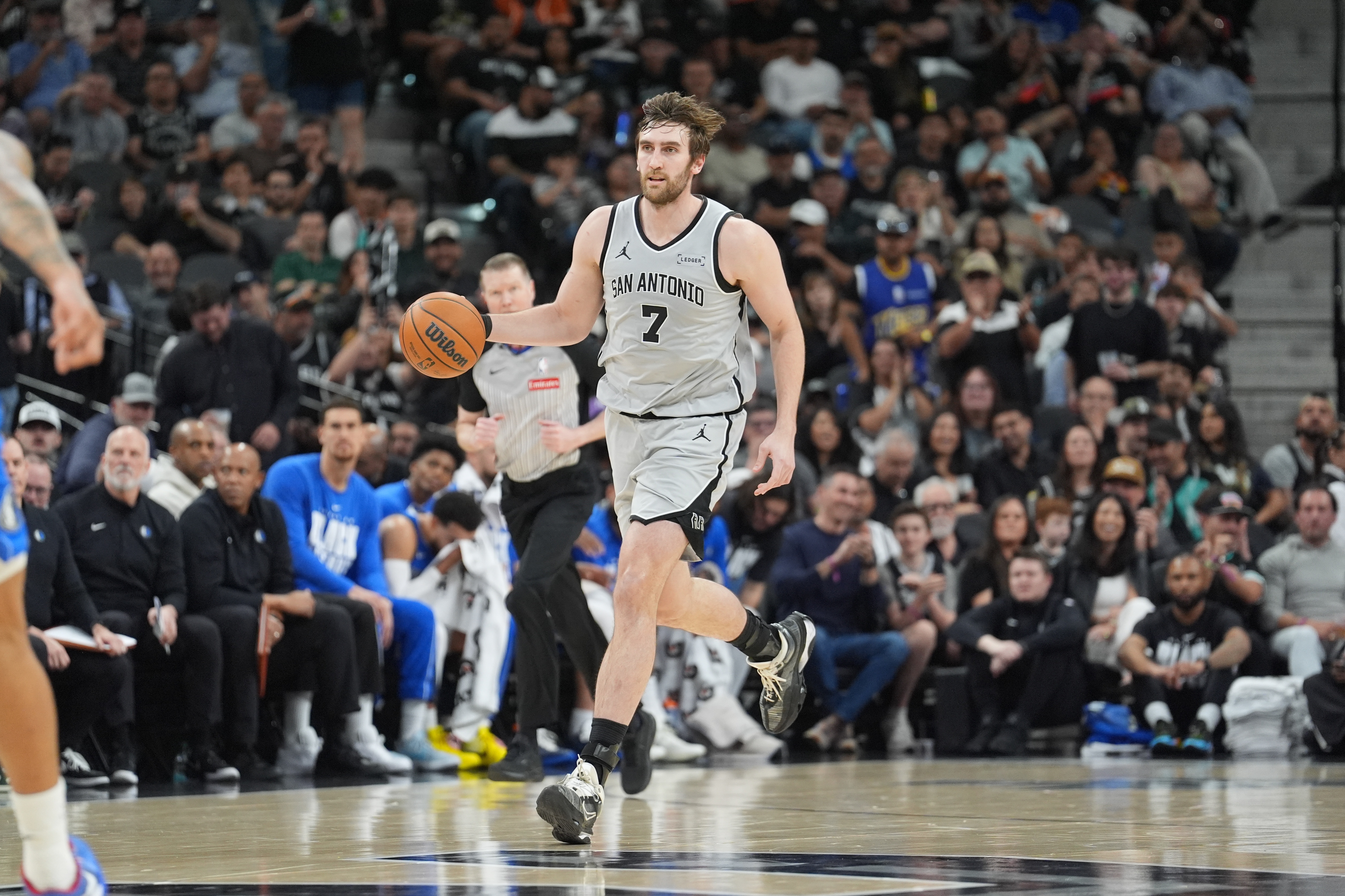 马刺客战勇士伤病报告 科内特右膝管理缺席