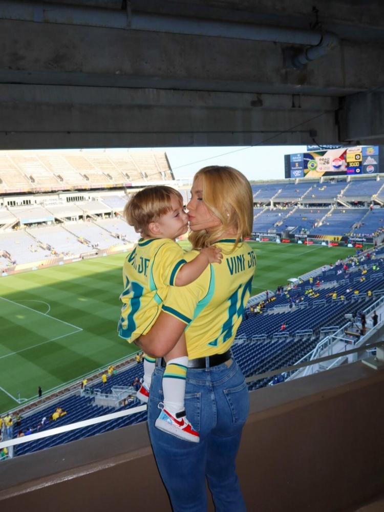 维尼修斯女友携三子现场观战 巴西3比1胜克罗地亚