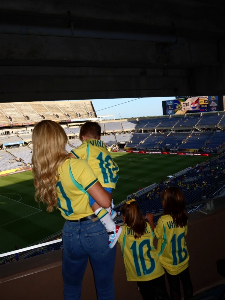 维尼修斯女友携三子现场观战 巴西3比1胜克罗地亚