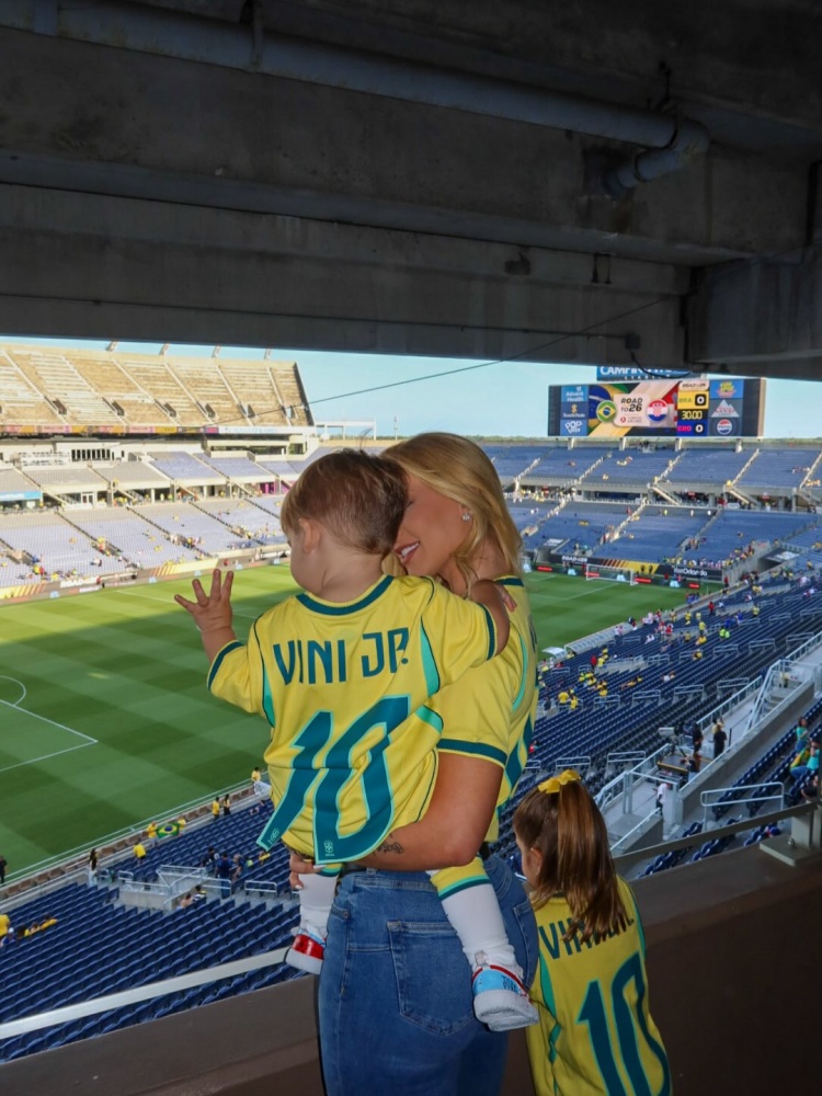 维尼修斯女友携三子现场观战 巴西3比1胜克罗地亚