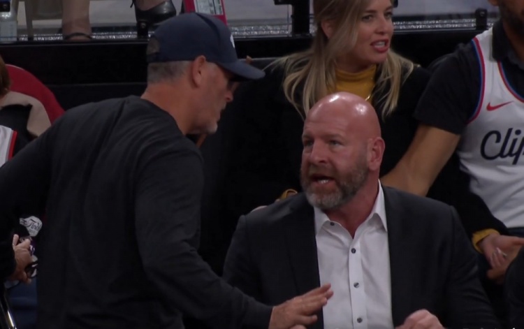 开拓者新老板邓顿观战首秀 与总经理克罗宁场边激烈争执