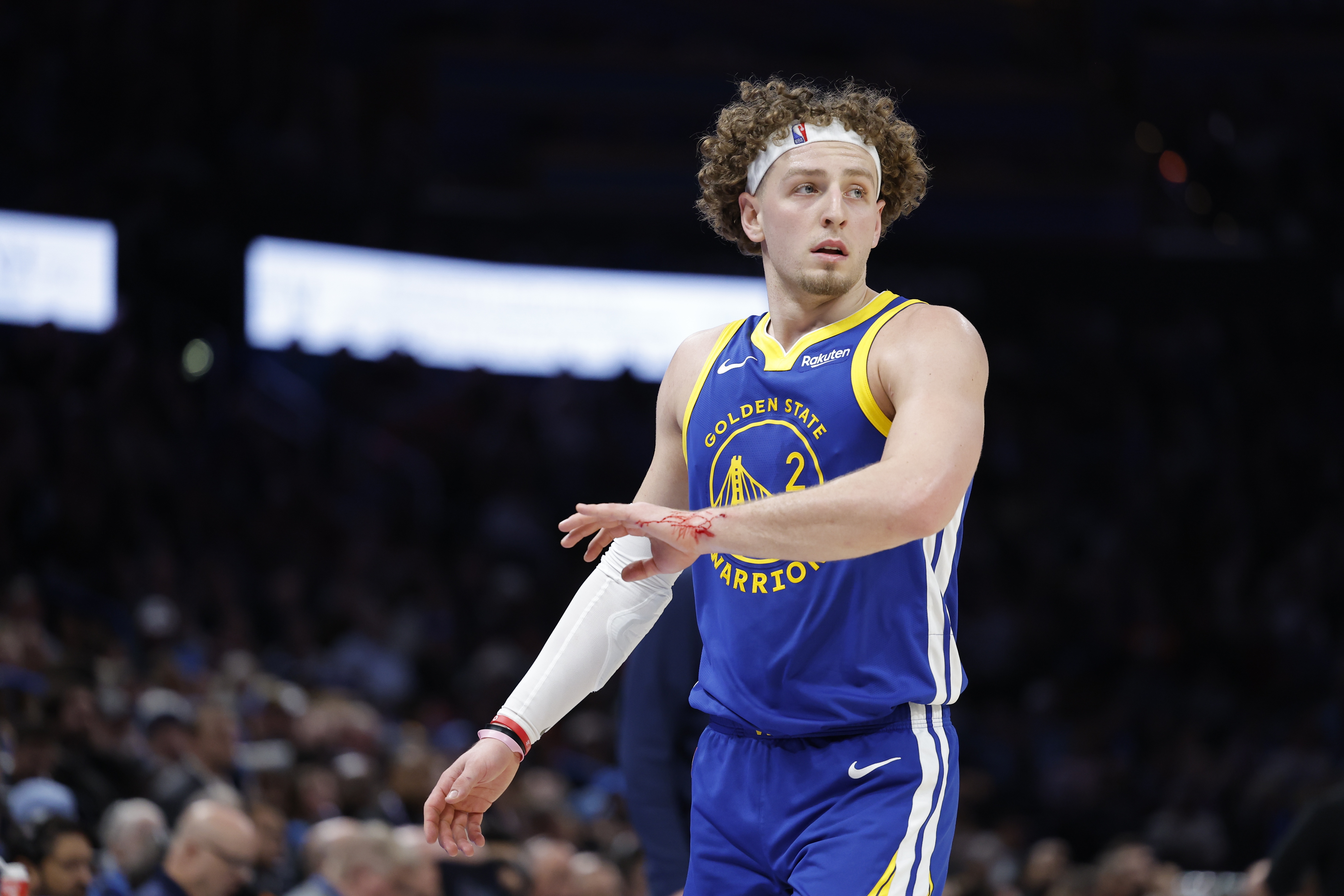 波杰姆斯基首节独取12分 勇士半场落后马刺21分