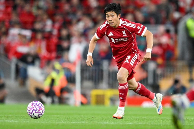 远藤航伤退时刻球迷歌声催泪 称红军仍可争双冠