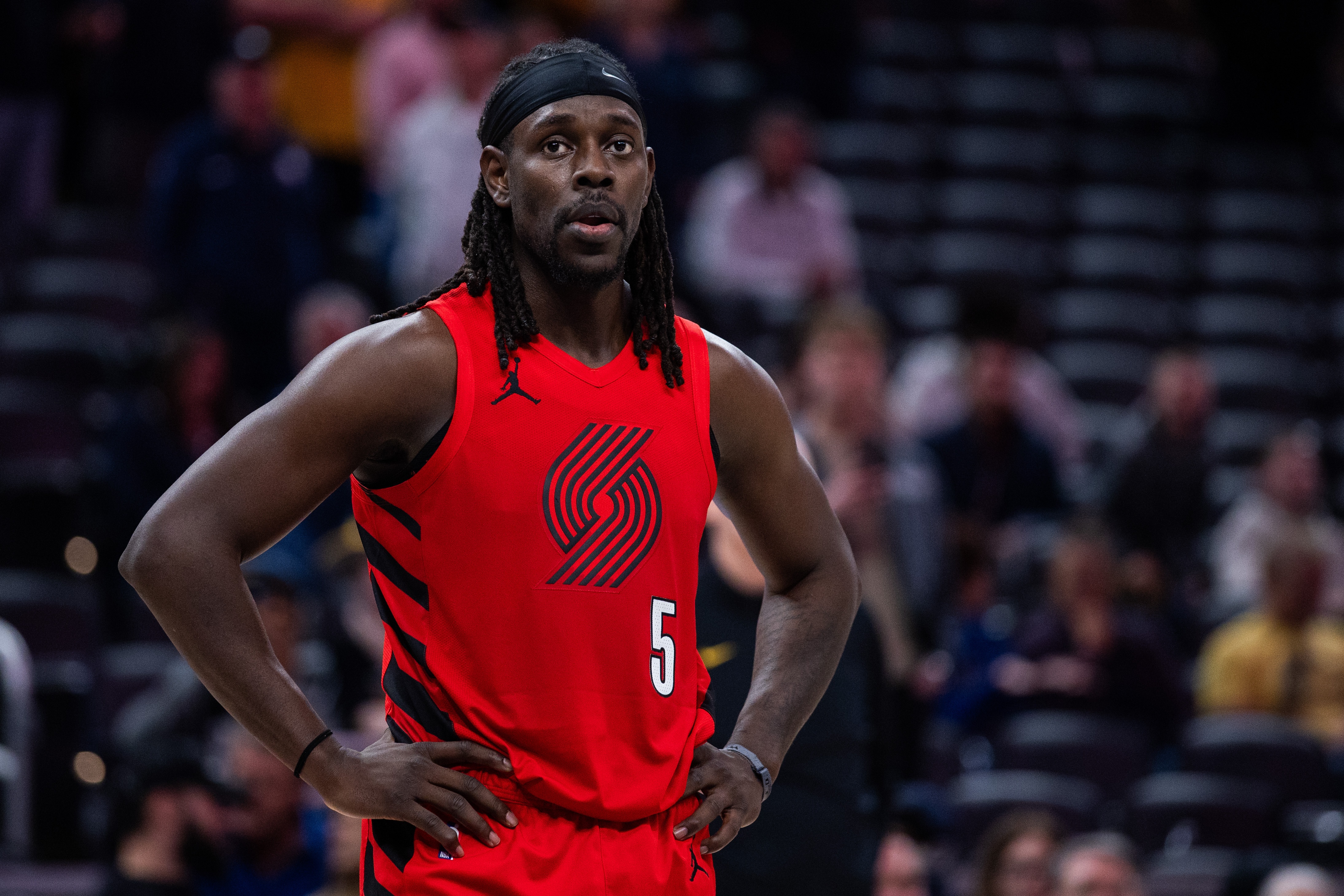 霍勒迪连续两场25+5+5三分 35岁俱乐部仅次詹杜库哈登