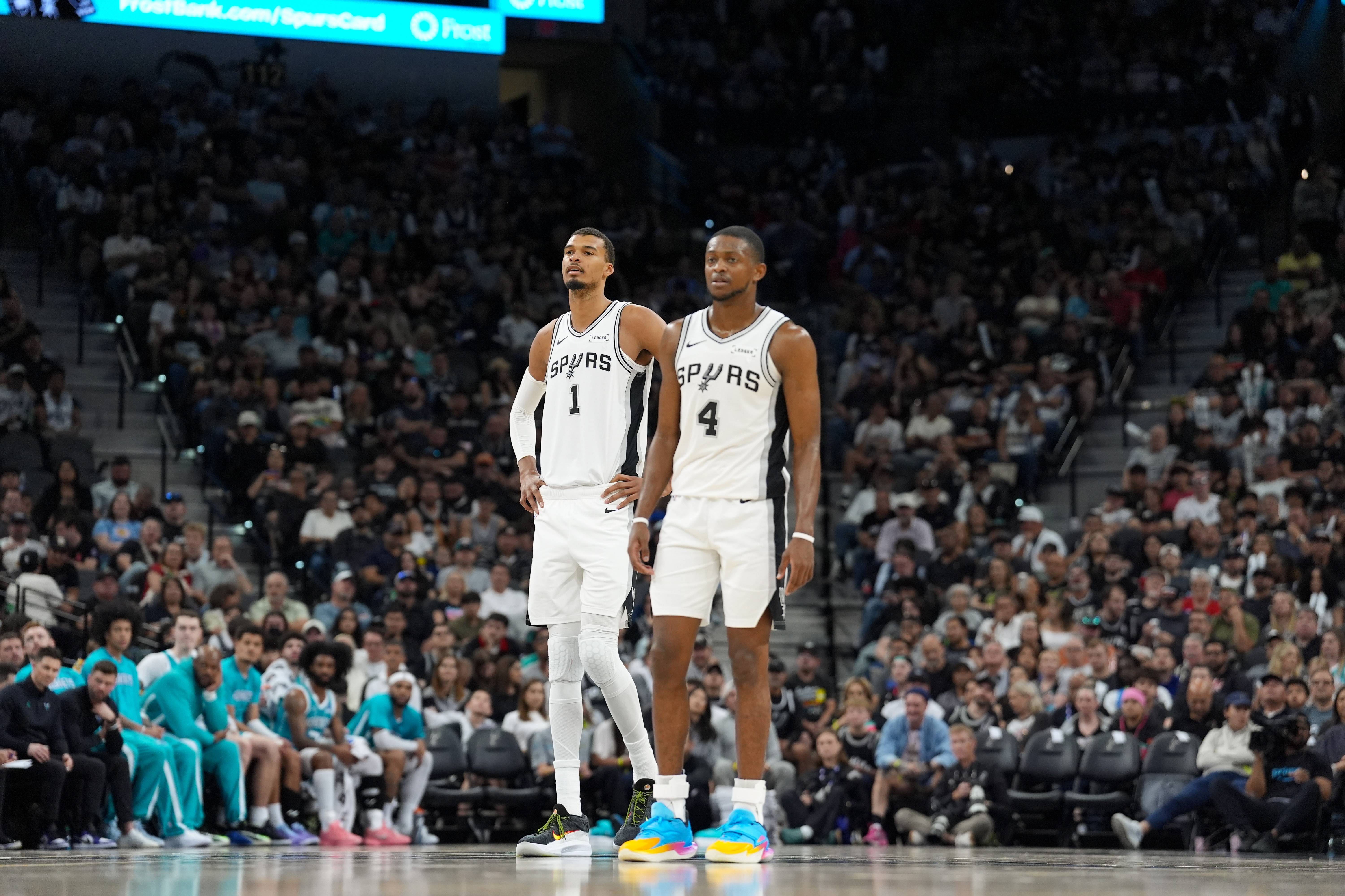 文班缺阵马刺11胜5负 防守体系升级与多持球点战术成关键