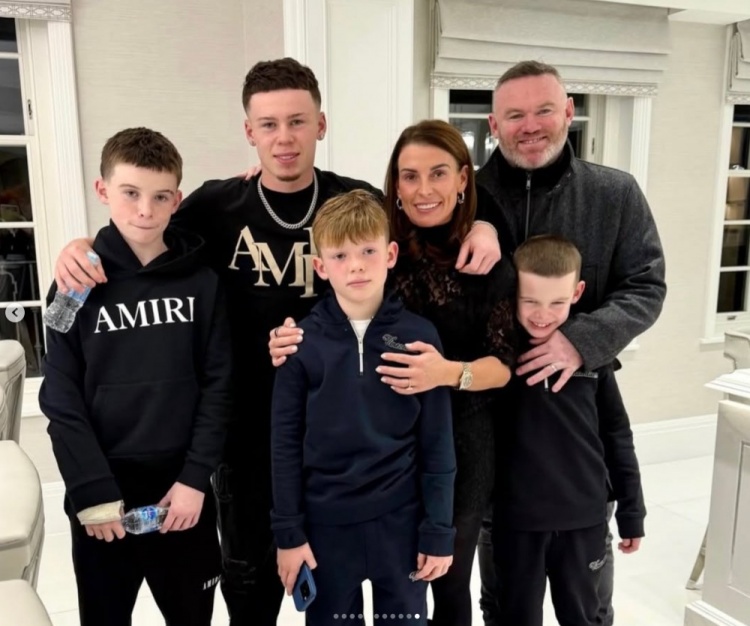 鲁尼社媒为妻子庆生 青梅竹马婚姻走过16年