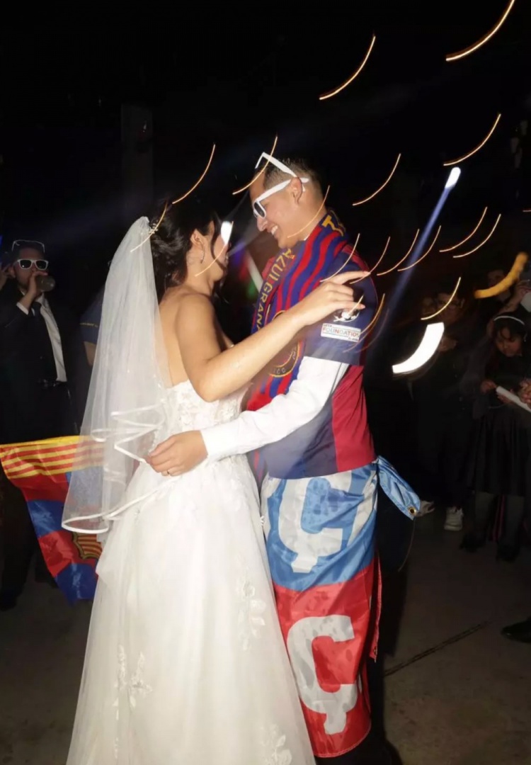 墨西哥巴萨铁杆大婚 全员反穿亚马尔球衣致敬 墨西哥巴萨铁杆大婚 全员反穿亚马尔球衣致敬