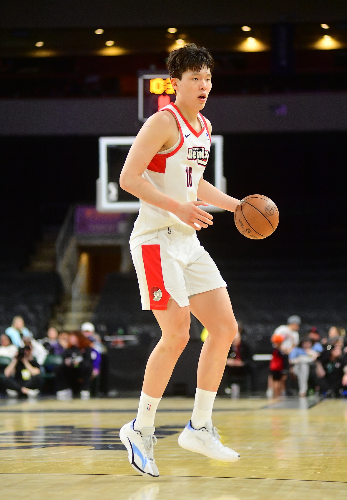 杨瀚森G联盟季后赛20分7板 记者称其持续进步但仍需更多比赛锤炼