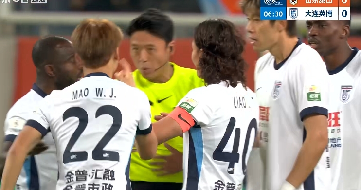 毛伟杰角球防守染黄引争议 大连英博教练组激烈抗议 毛伟杰角球防守染黄引争议 大连英博教练组激烈抗议
