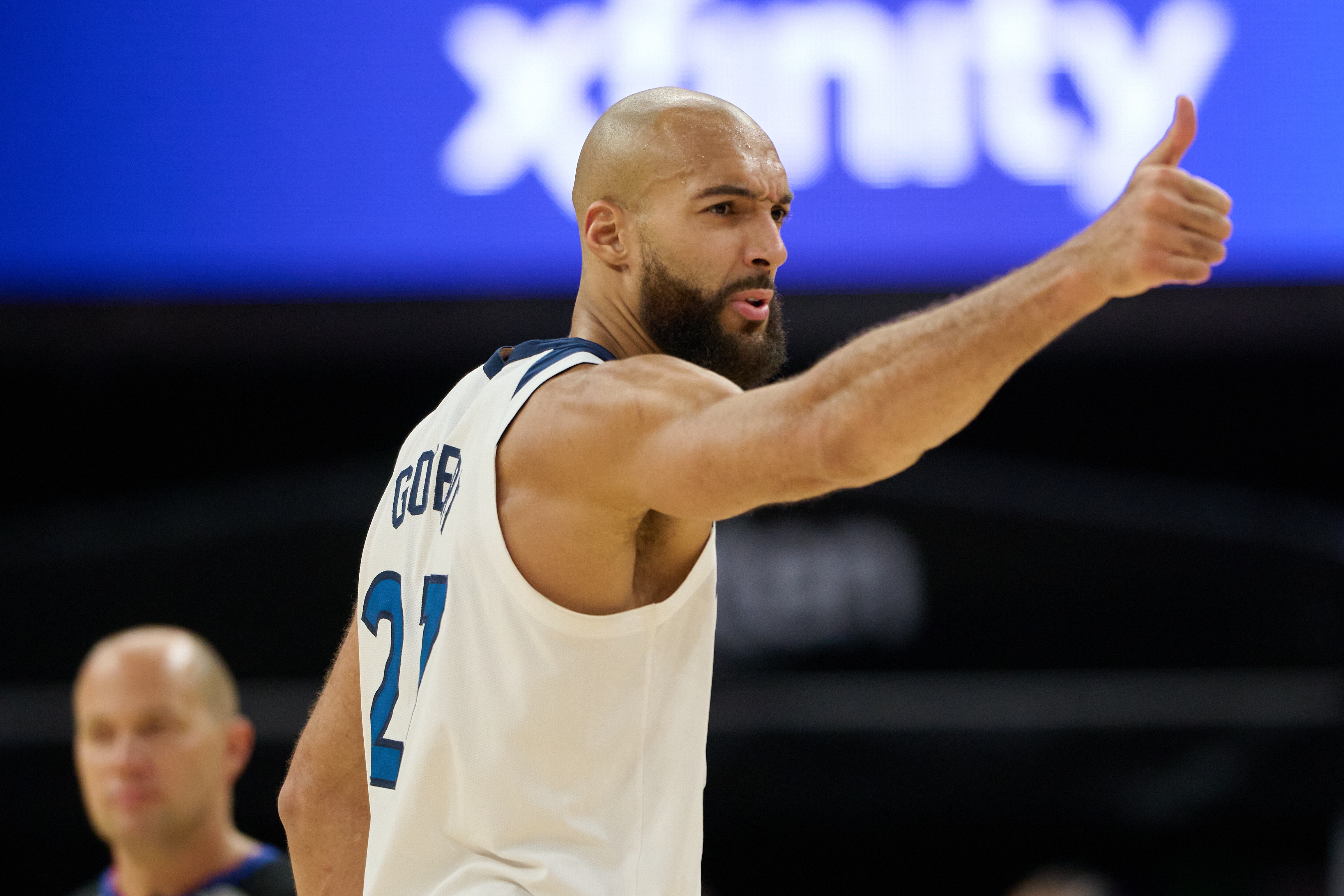 戈贝尔8中2空接频失 道苏姆坚持战术:有空位必传