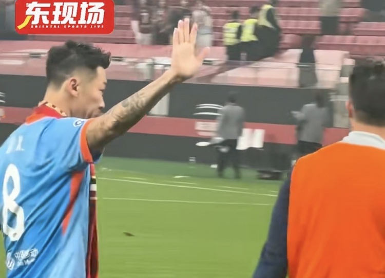 徐新赛后谢场落泪 面对旧主海港情绪难抑 徐新赛后谢场落泪 面对旧主海港情绪难抑