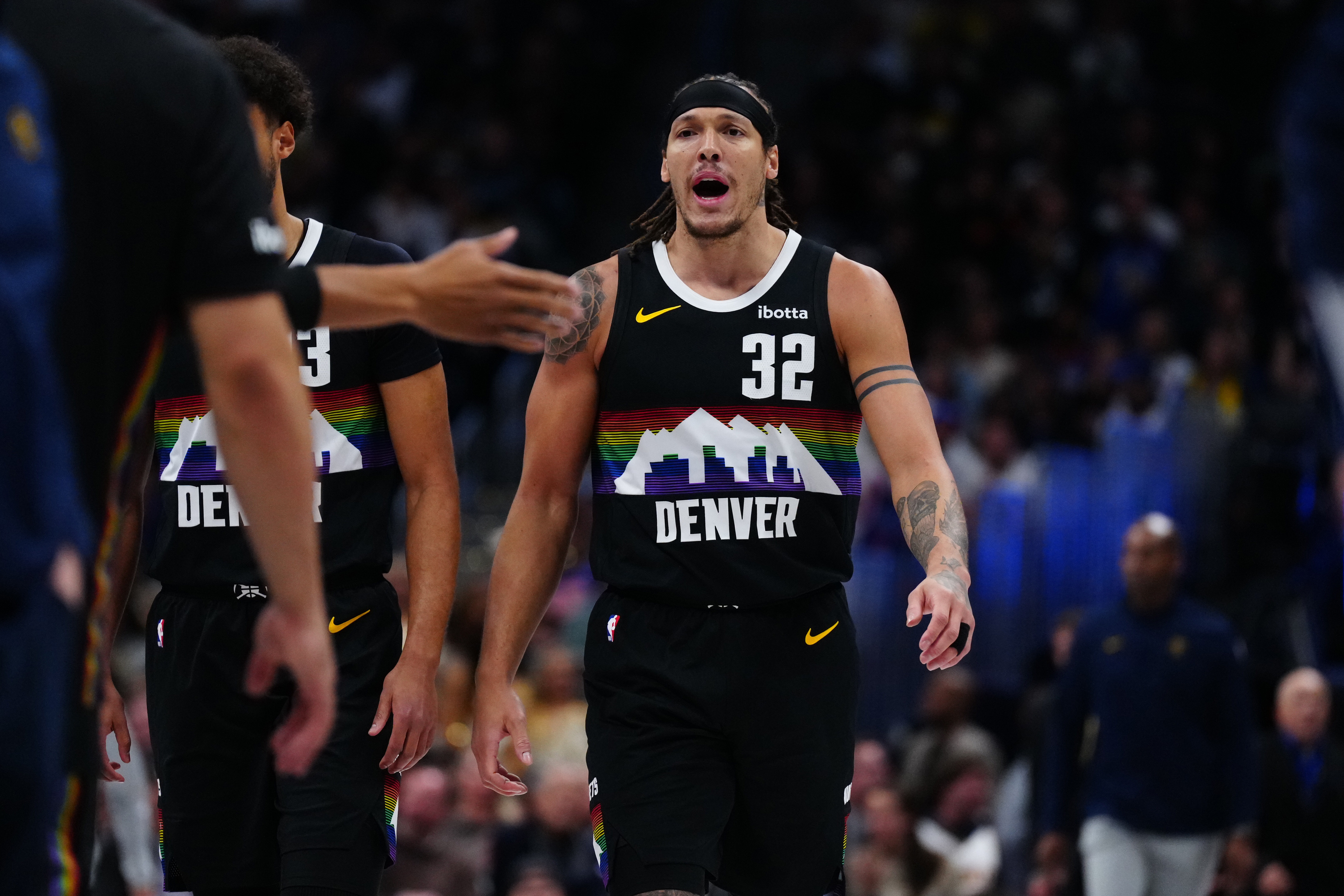 戈登加时赛关键换防定乾坤 约基奇40+13掘金险胜马刺