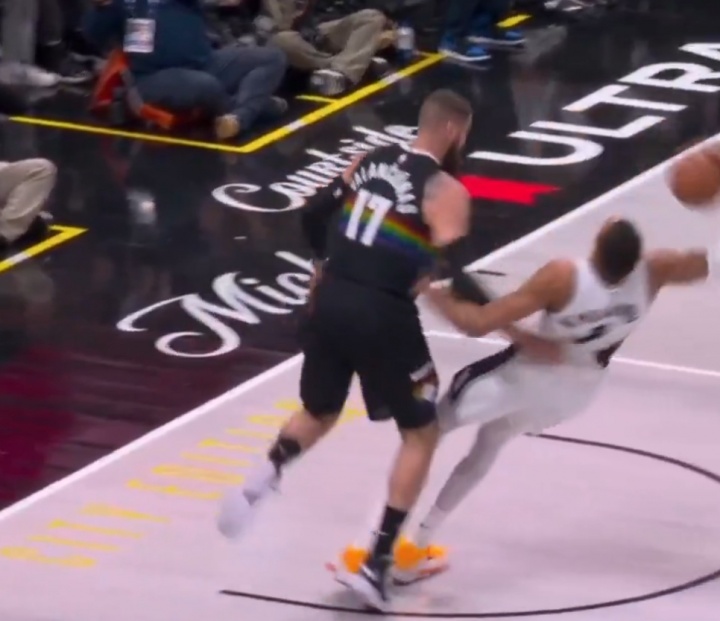 文班亚马踮脚站帽瓦兰丘纳斯 反抢犯规引发冲突