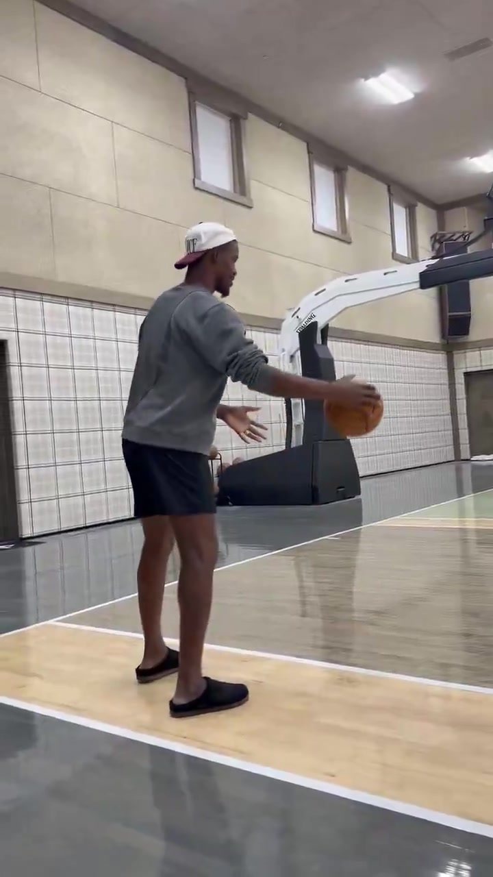 巴特勒术后不足三月恢复投篮 右膝承重仍受限