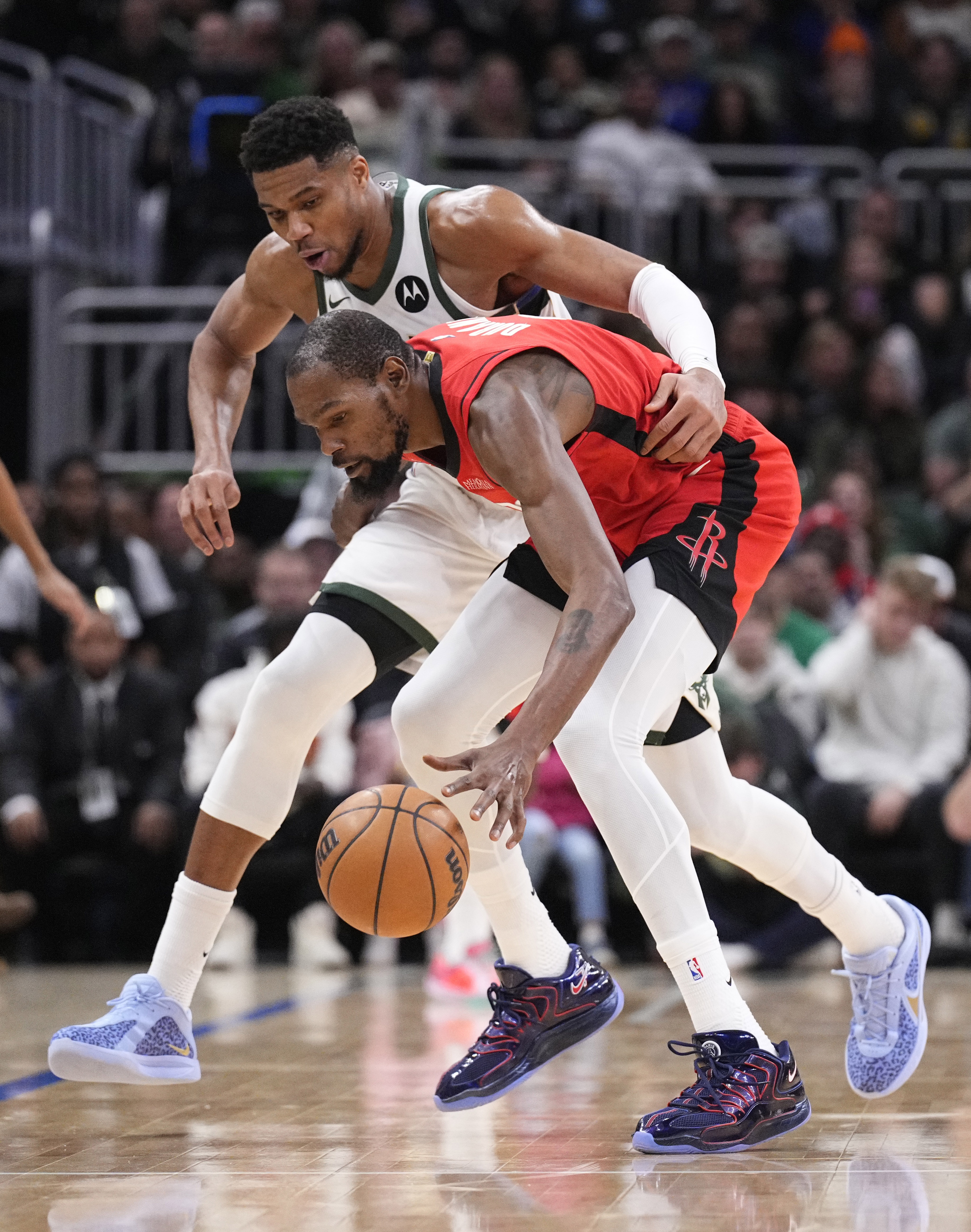 火箭拒将阿门·汤普森纳入交易 年轻健康成拒换字母哥主因 火箭拒将阿门·汤普森纳入交易 年轻健康成拒换字母哥主因