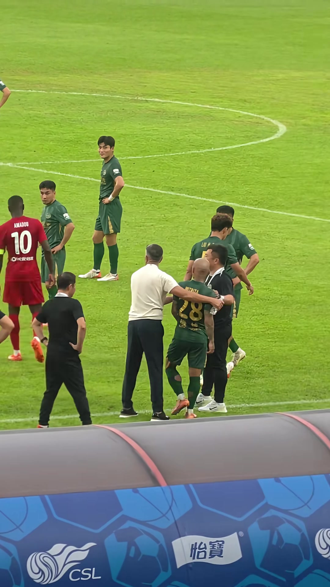 米特里策染红失控 离场怒踹场边水桶 米特里策染红失控 离场怒踹场边水桶