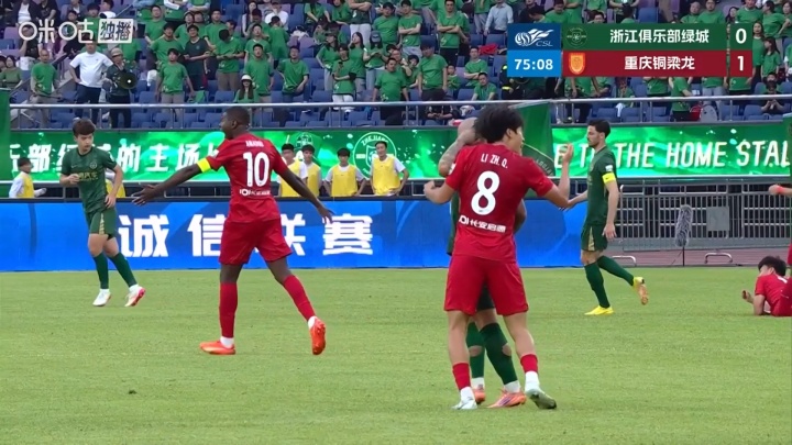 米特里策两度薅发终染红 VAR首度未介入引央视解说质疑