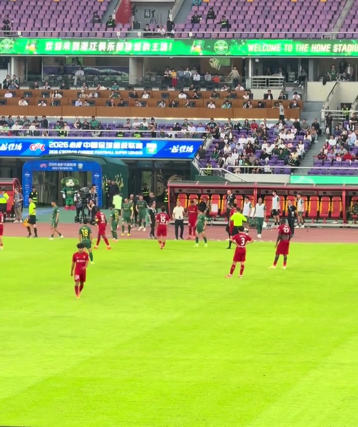 米特里策染红后怒踹赞助商水桶 中超赛场破坏公物早有先例