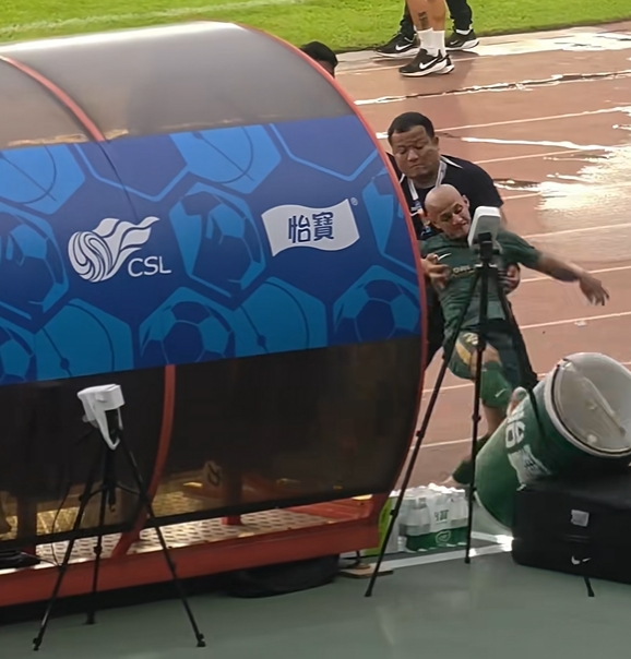 米特里策染红后怒踹赞助商水桶 中超赛场破坏公物早有先例