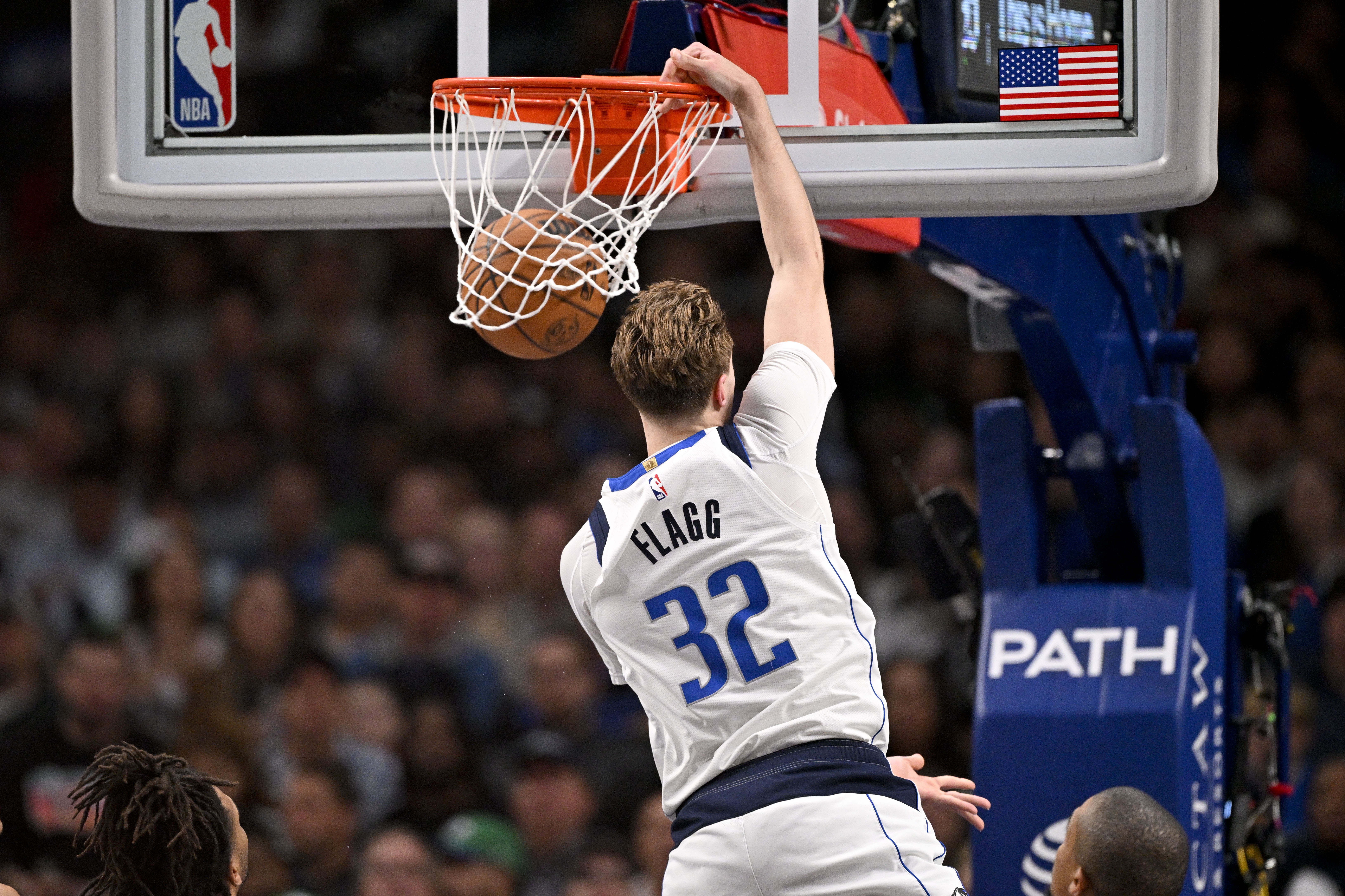 弗拉格45+8+9创最年轻纪录 独行侠主场力克湖人