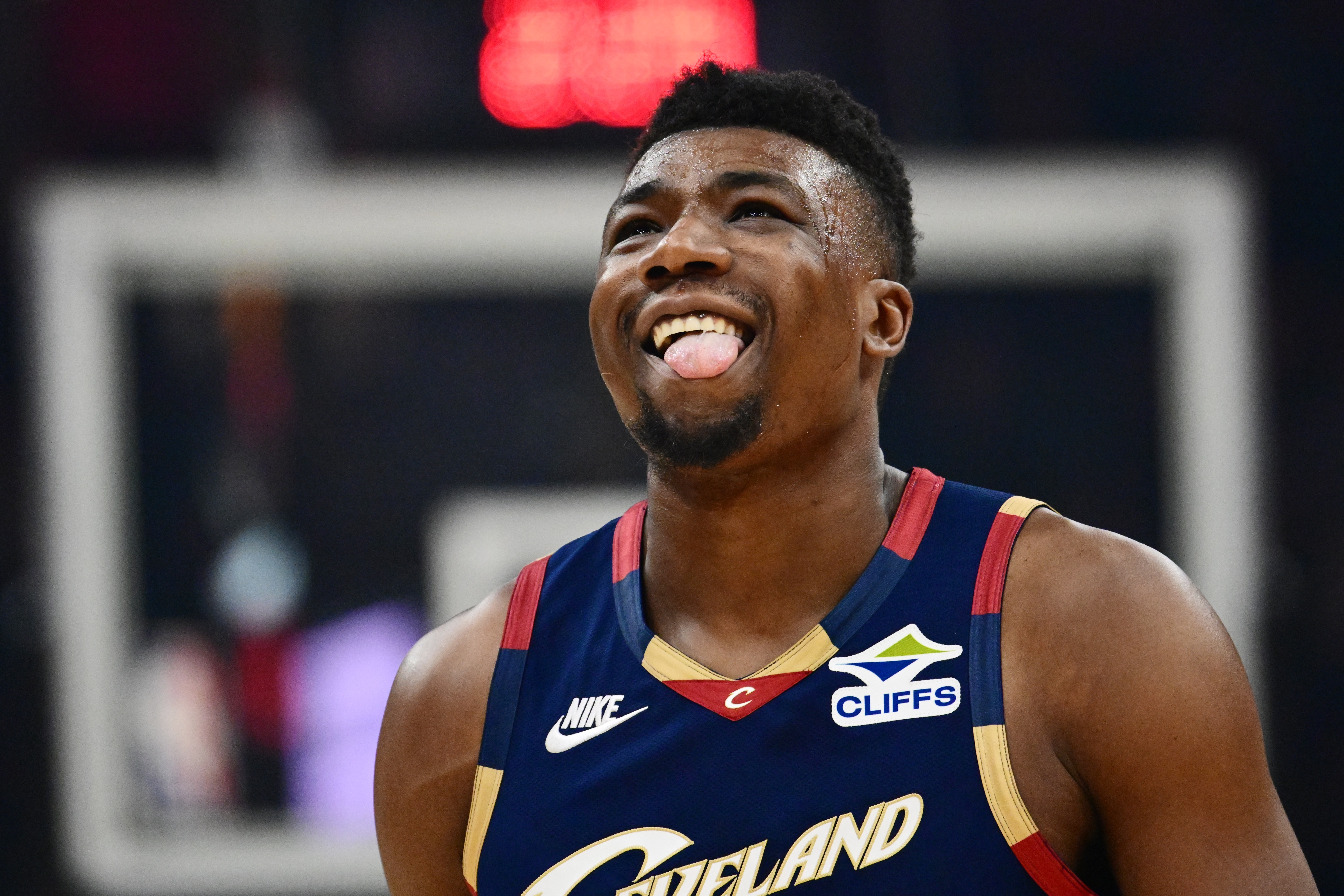 哈登盛赞拖布职业素养 称其时刻准备填补内线空缺