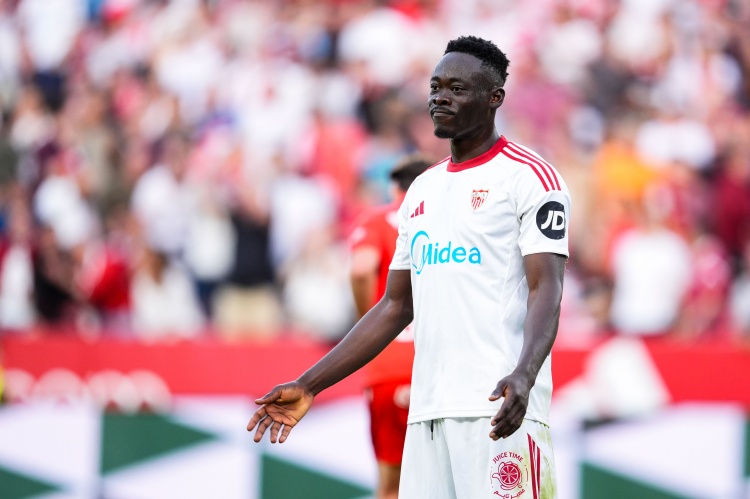 塞维利亚机场遭本队球迷围堵辱骂 西甲第17仅领先降级区2分