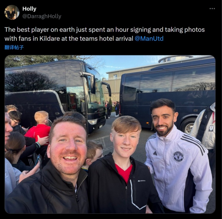 曼联集训期间B费酒店外签名一小时 球迷社交媒体盛赞