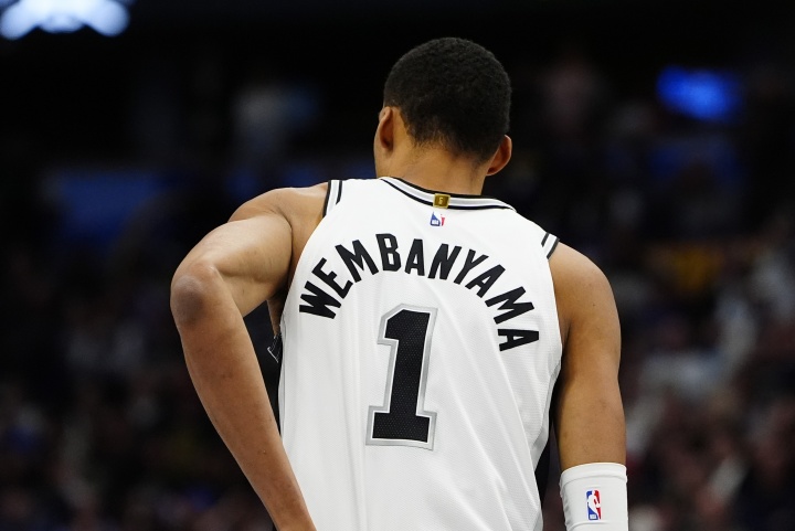 文班亚马左肋挫伤提前退赛 剩余三场需一战超20分钟锁定评奖资格 文班亚马左肋挫伤提前退赛 剩余三场需一战超20分钟锁定评奖资格