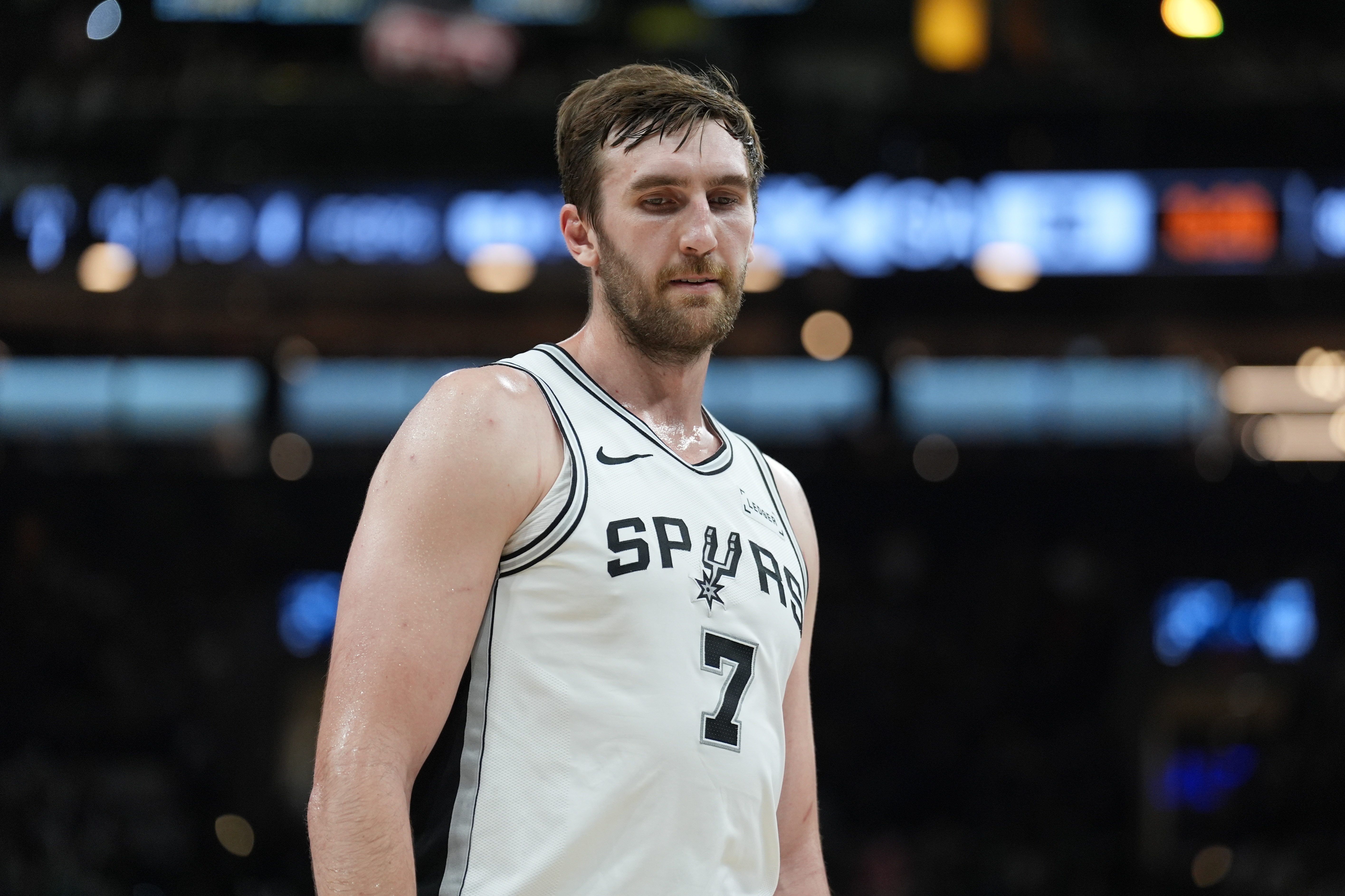 文班伤退科内特顶上 马刺轮换调整目标不变