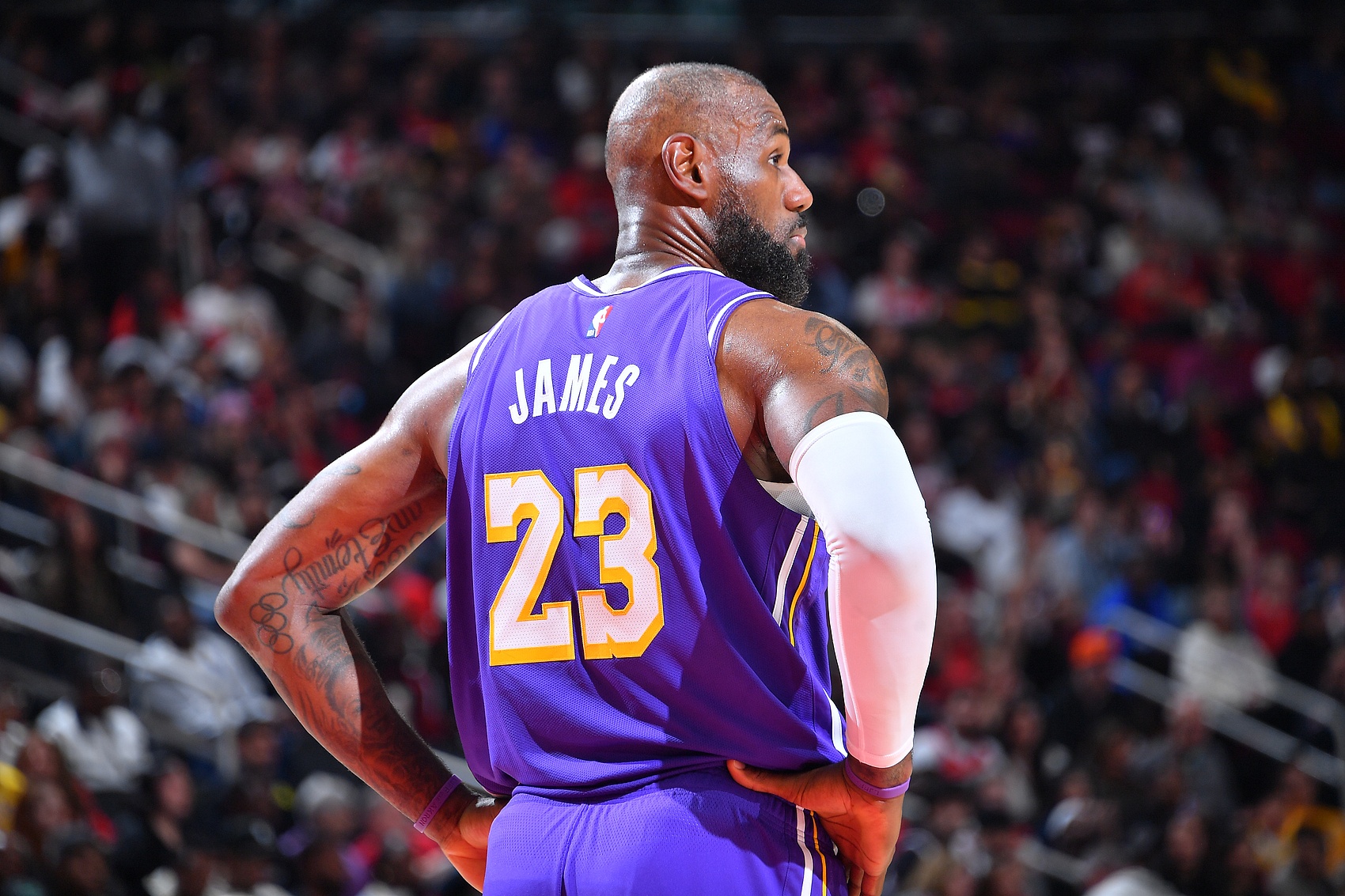 布朗质疑詹姆斯伤情时机 湖人官方确认左脚伤病管理