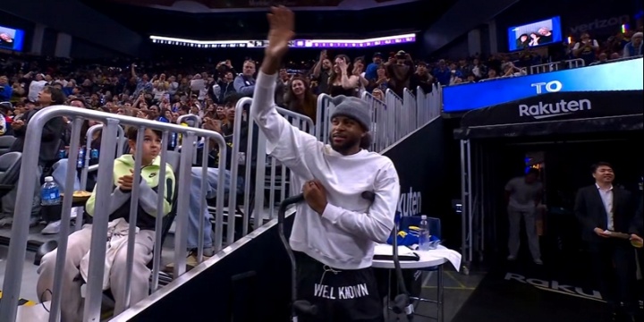 穆迪拄双拐现身大通中心 全场起立长时鼓掌致意