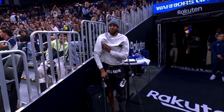 穆迪拄双拐现身大通中心 全场起立长时鼓掌致意