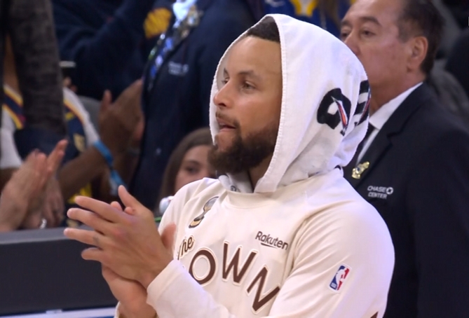 穆迪拄双拐现身大通中心 全场起立长时鼓掌致意