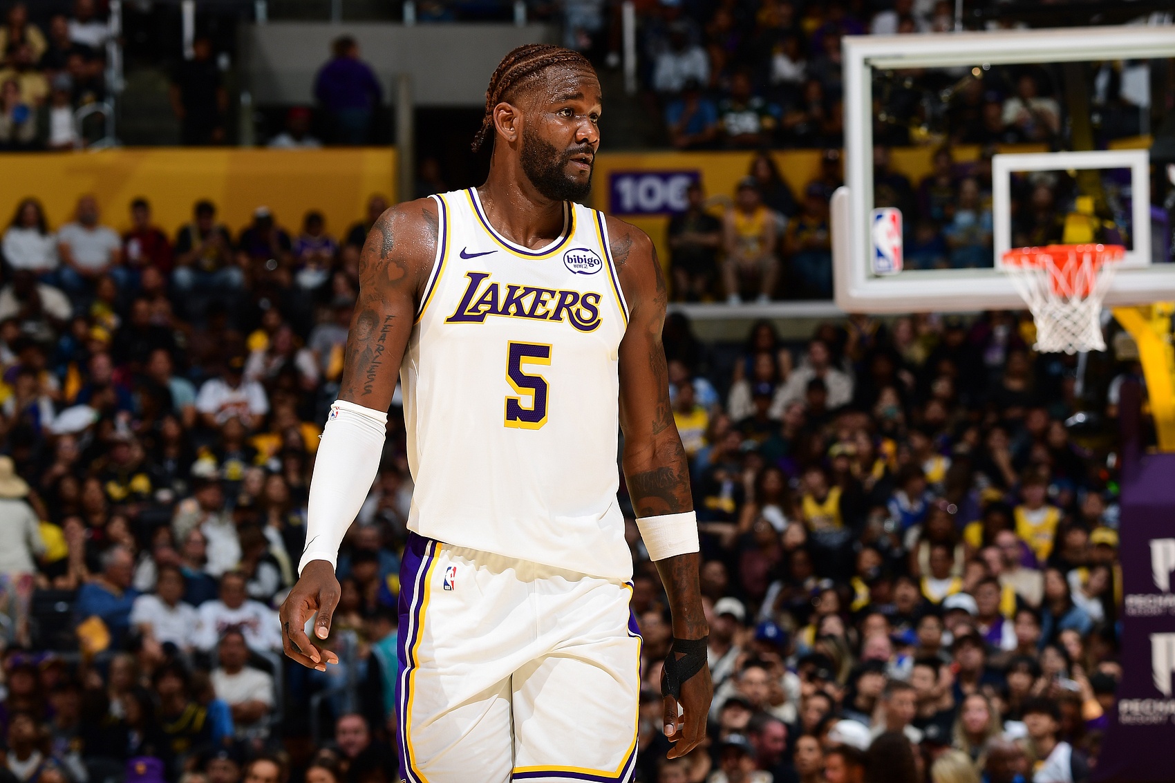 艾顿半场正负值-22全场最低 湖人内线遭雷霆全面压制