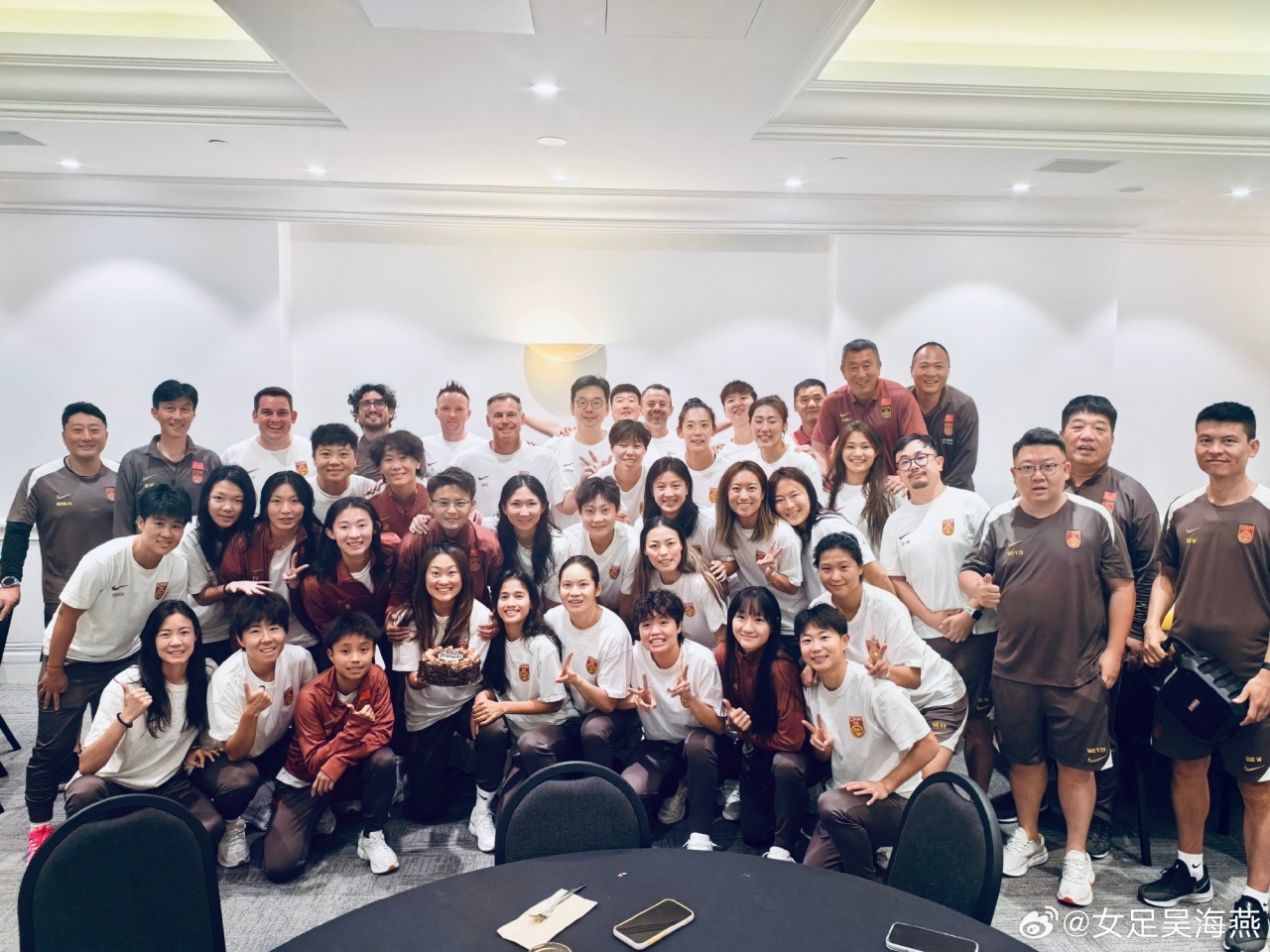 吴海燕发布女足亚洲杯更衣室影像 配文强调团队精神