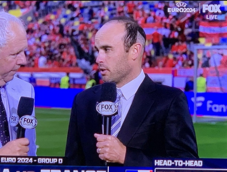 多诺万植发未果转用假发系统 美国传奇形象管理引关注