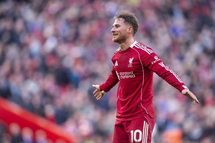 利物浦中场失守 麦卡利斯特半场被过三次 利物浦中场失守 麦卡利斯特半场被过三次