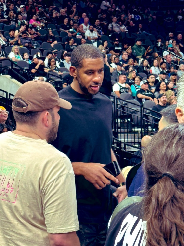 阿尔德里奇现身AT&T中心 观战马刺开拓者对决