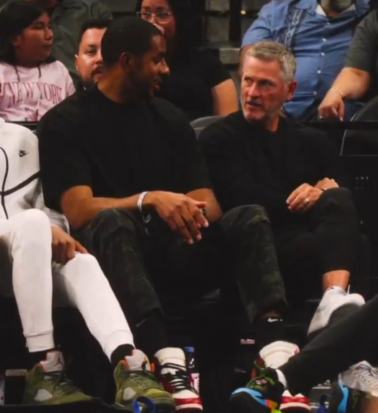 阿德现身马刺主场观战 与开拓者新老板邓顿并肩交谈