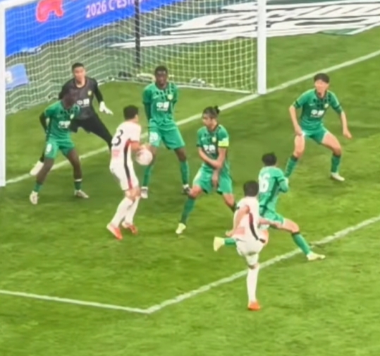 韦世豪折射破门引争议 现场视频显示廖力生手部触球 韦世豪折射破门引争议 现场视频显示廖力生手部触球