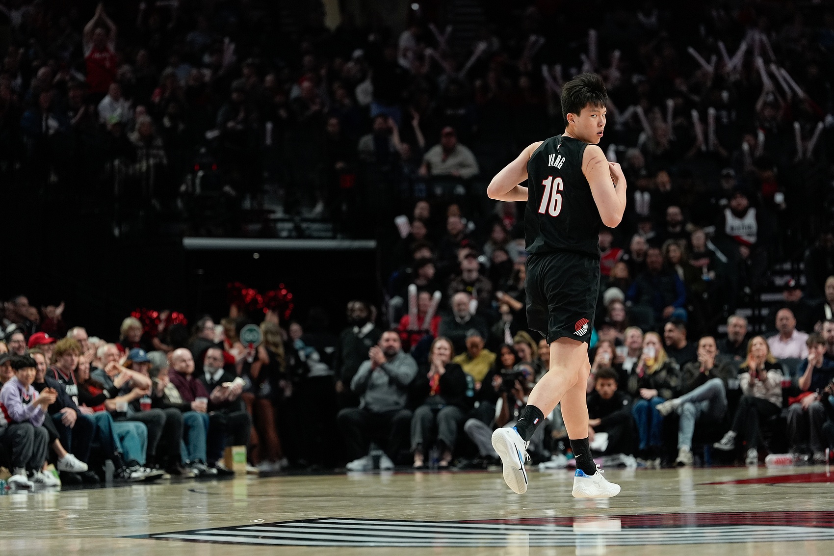 杨瀚森常规时间收官登场 开拓者大胜快船