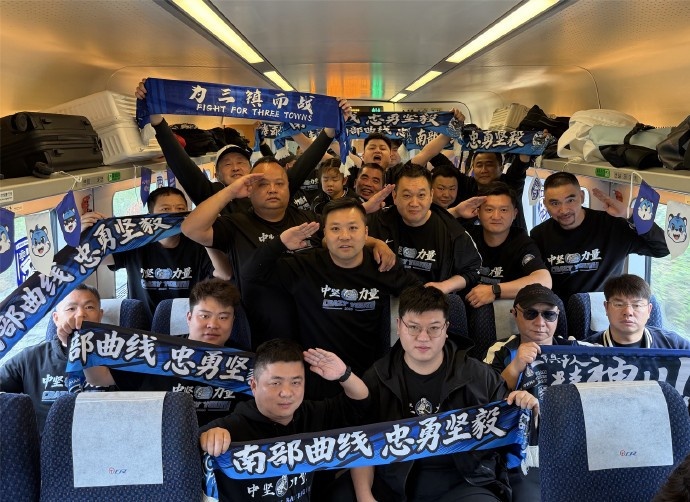武汉三镇球迷远征专列抵渝 蓝色方阵完成客场集结