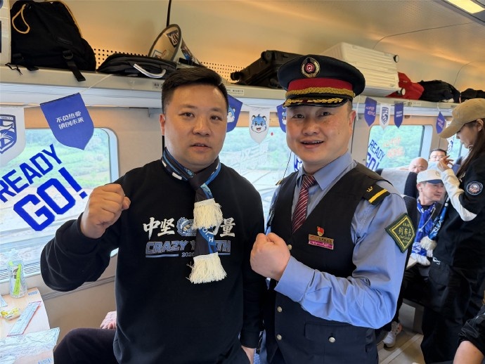 武汉三镇球迷远征专列抵渝 蓝色方阵完成客场集结 武汉三镇球迷远征专列抵渝 蓝色方阵完成客场集结