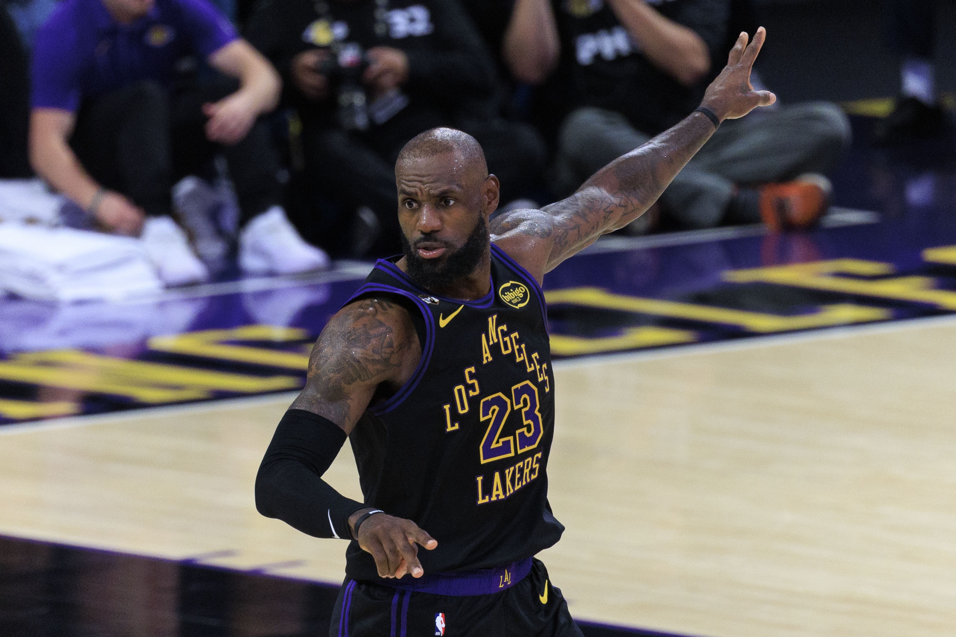 巴克利炮轰收官轮休潮 点名文班约基奇勒布朗后直言其余人休战是亵渎比赛