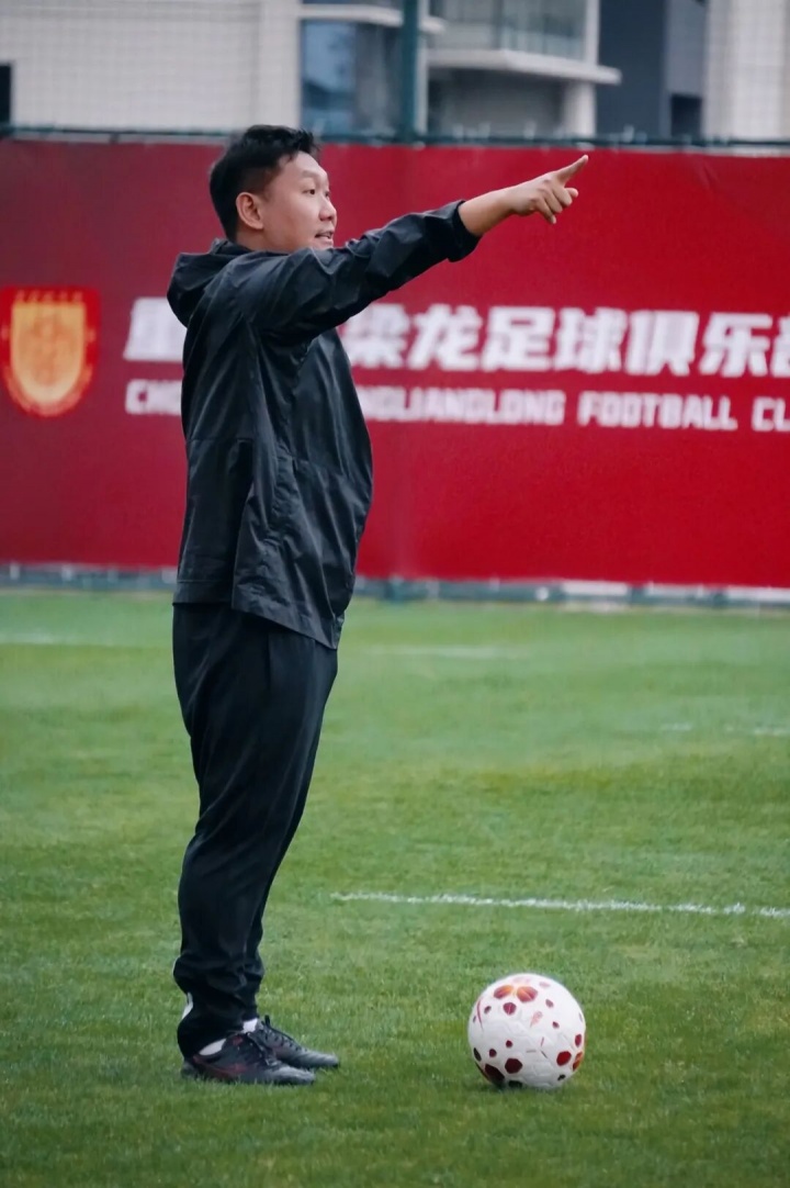 刘建业率铜梁龙五轮不败登顶 从被质疑到土帅新星