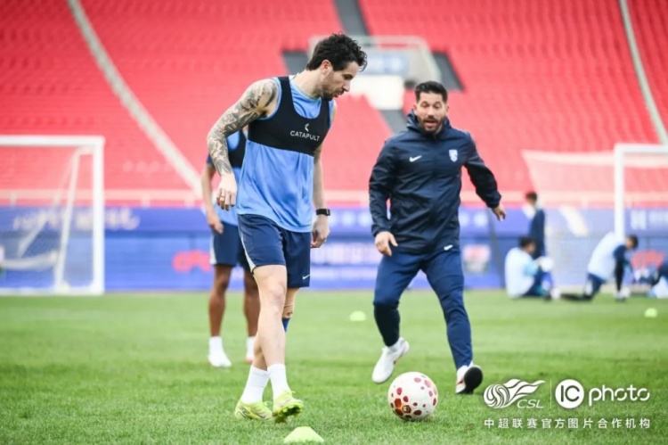 武汉三镇迎战成都蓉城 莫拉强调执行力 廖承坚谈信念