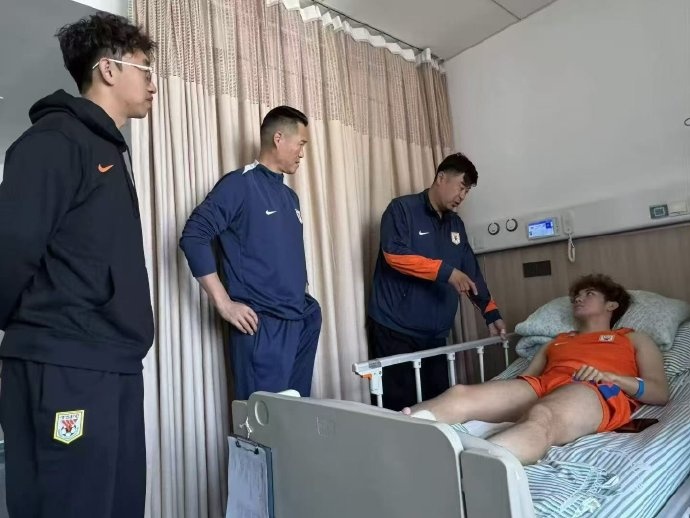 宿茂臻韩鹏赴院探视重伤梯队球员 艾孜海尔胫腓骨骨折